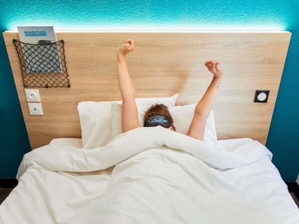 Habitación, 1 cama doble, baño privado | Escritorio, cortinas opacas, sistema de insonorización y cunas gratuitas