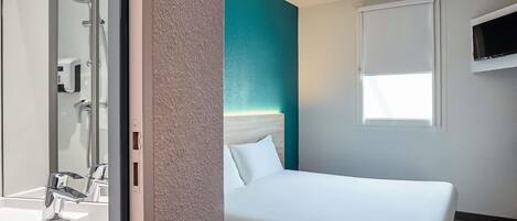 Room, 1 Double Bed, Private Bathroom | Desk, blackout drapes, soundproofing, free cribs/infant beds