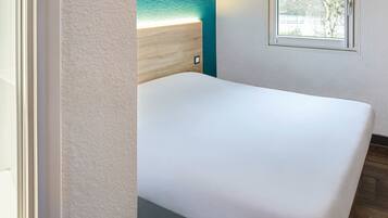 Habitación, 1 cama matrimonial | Escritorio, cortinas blackout, insonorización y cunas gratuitas