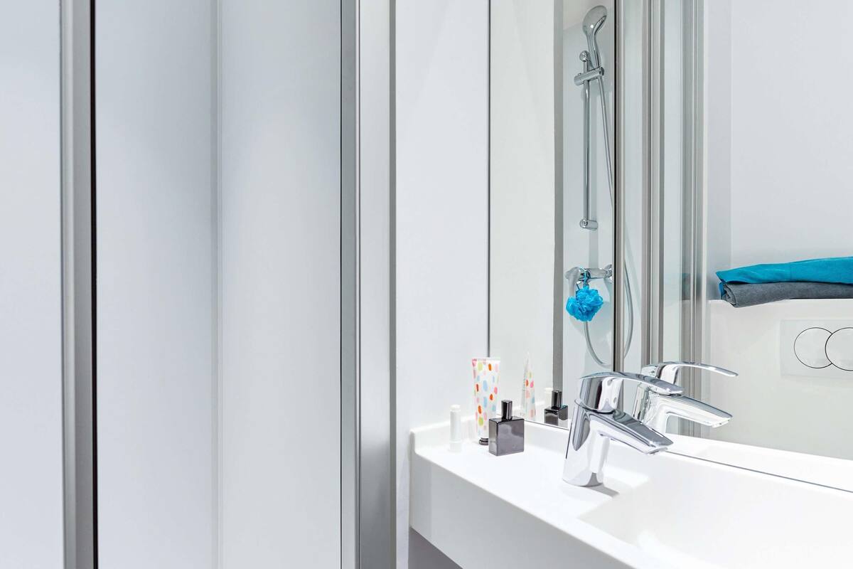 Szoba, 1 kétszemélyes ágy, privát fürdőszoba | Íróasztal, sötétítőfüggöny és hangszigetelés