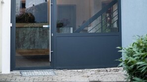Un hôtel appelé «
HOTEL LEO
», doté d’une façade moderne, d’une porte d’entrée sombre et d’un escalier bien visible menant à un étage supérieur.