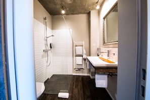 Bathroom - Altes Stahlwerk Business & Lifestyle Hotel (Neumuenster)