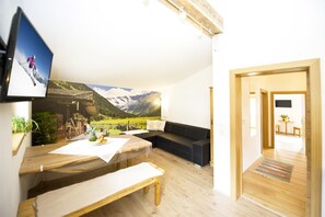 Apartment (Grafleiten oder Weberalm) | Living area | 16-inch flat-screen TV with satellite channels, TV - Alpenhof Grafleiten (Zell am See)