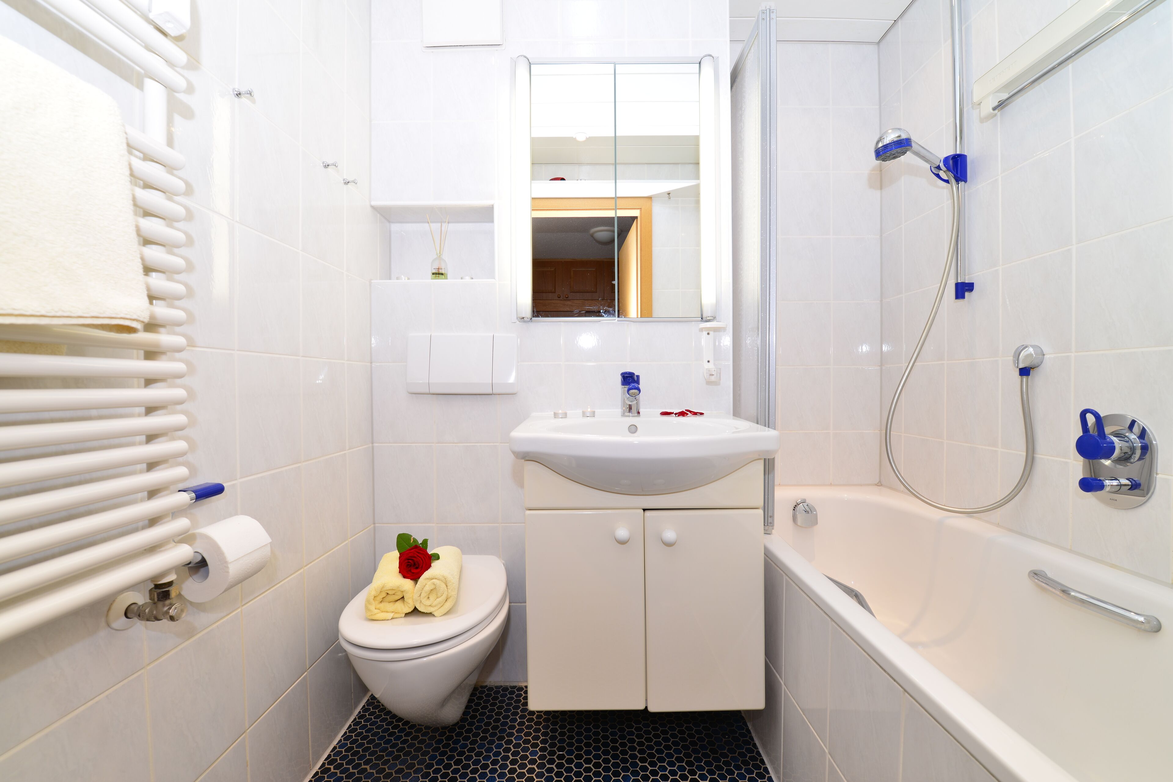 A bathroom with a toilet, sink, and bathtub.