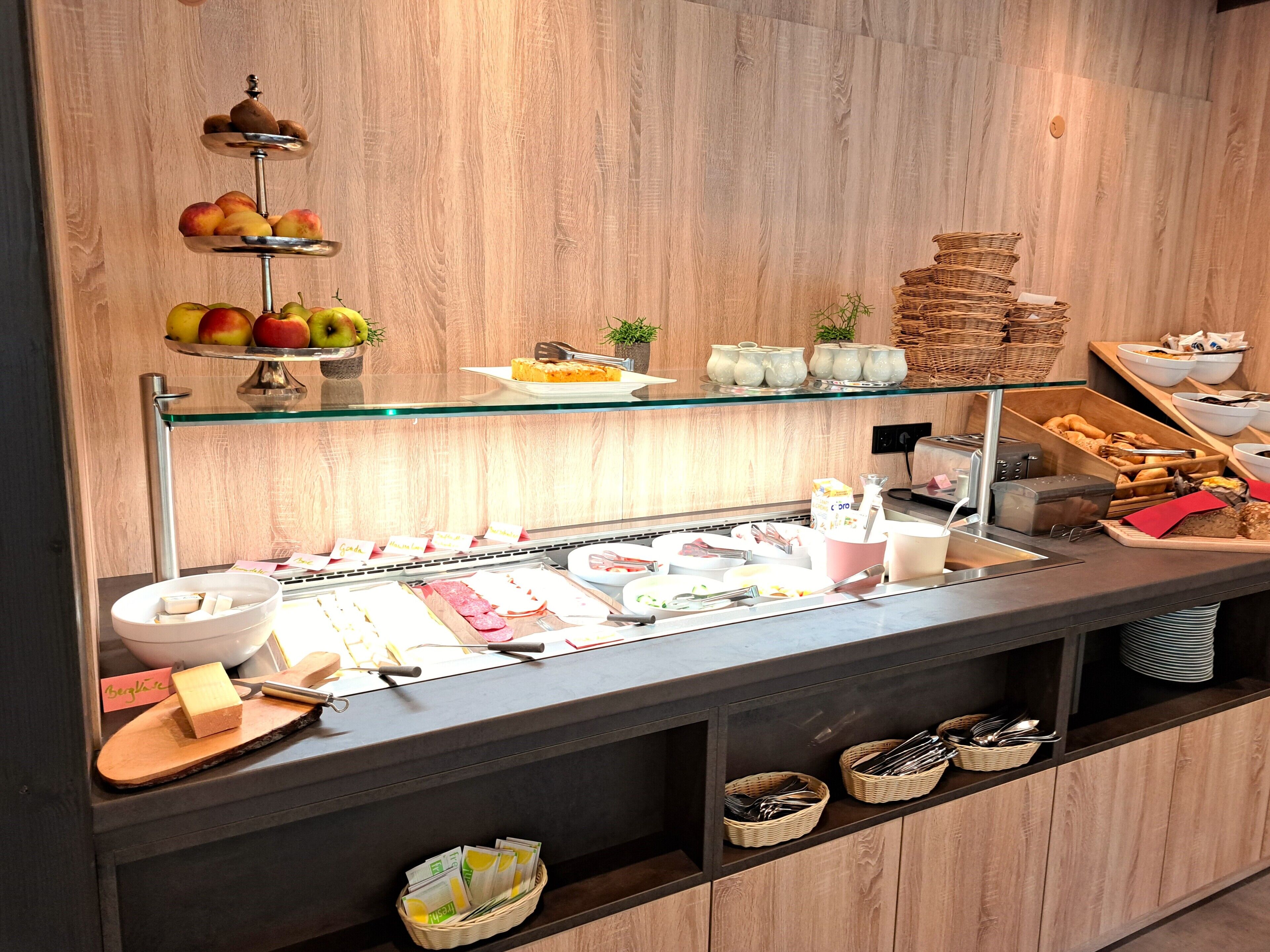 Ein reichhaltiges Buffet mit verschiedenen Speisen und Besteck.