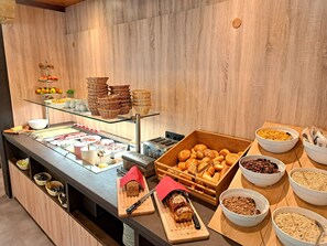 Petit déjeuner buffet (19.80 EUR par personne)