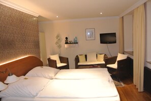 Premium bedding, individually decorated, individually furnished, desk - Goldenes Lamm (Dinkelsbuehl)