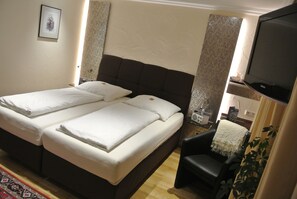 Comfort Double Room | Premium bedding, individually decorated, individually furnished, desk - Goldenes Lamm (Dinkelsbuehl)