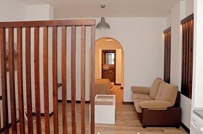 1 quarto, ferros/tábuas de passar roupa, roupa de cama