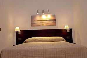 1 quarto, ferros/tábuas de passar roupa, roupa de cama