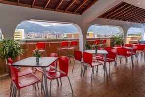 Outdoor dining - Hotel Alcaravan (Medellin)