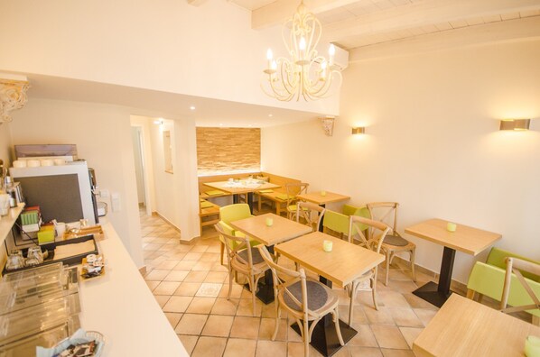 Tägliches Frühstücksbuffet (9.50 EUR pro Person)