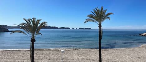 Una playa cerca, arena blanca