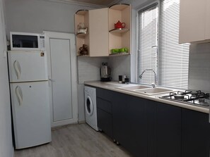 Kühlschrank, Mikrowelle, Herdplatte, Wasserkocher