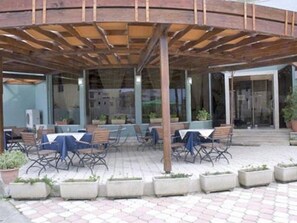 تناول الطعام بالخارج