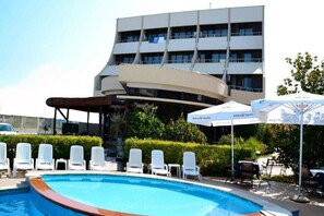 حمّام سباحة خارجي