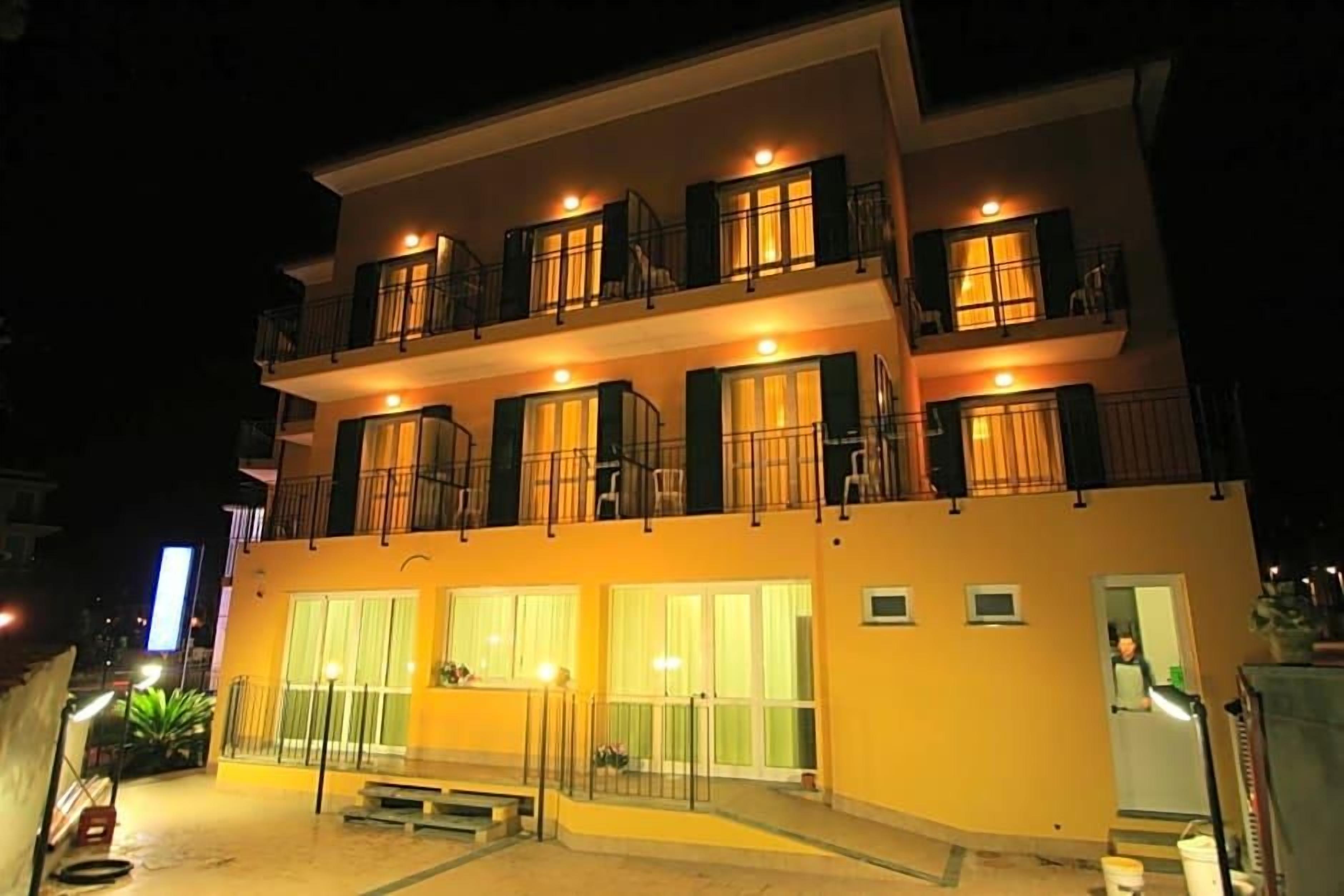 Un edificio a più piani con balconi, ampie finestre e un ingresso ben illuminato.
