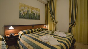 A hotel room with a bed, two bedside tables, a painting, and curtains. - Hotel Villa Ada (Borgio Verezzi)