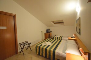 A hotel room with two beds, a TV, a small table, and a chair. - Hotel Villa Ada (Borgio Verezzi)
