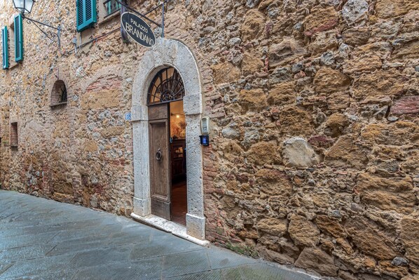 A stone building with a sign reading "Palazzo Brandano". - Palazzo Brandano (Trequanda)