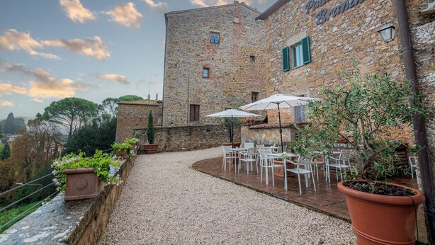 A stone building with a sign reading "Pensione Brandi". - Palazzo Brandano (Trequanda)