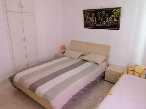 4 bedrooms, iron/ironing board, Internet