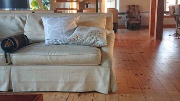 智能电视、书、立体声音响、电脑显示器