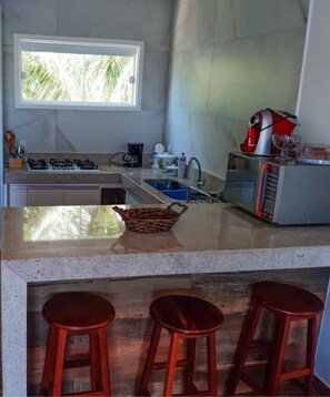 Refrigerador con freezer, microondas, placa de cocina, cafetera/tetera
