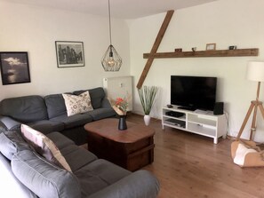Tv, böcker och en stereo