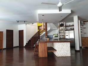 Réfrigérateur, micro-ondes, grille-pain, cuiseur de riz