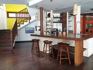 Réfrigérateur, micro-ondes, grille-pain, cuiseur de riz