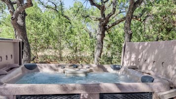 Tina de hidromasaje al aire libre