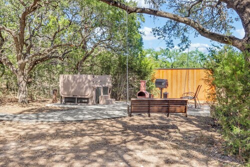 HCPL-Mockingbird I Cabin, Close to Wimbeley Square!