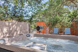 Banyera d'hidromassatge a l'aire lliure