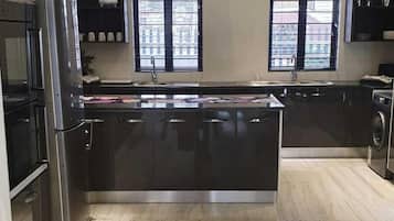 Réfrigérateur, micro-ondes, four, plaque de cuisson