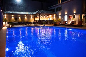 Kolam renang outdoor, dengan kursi berjemur