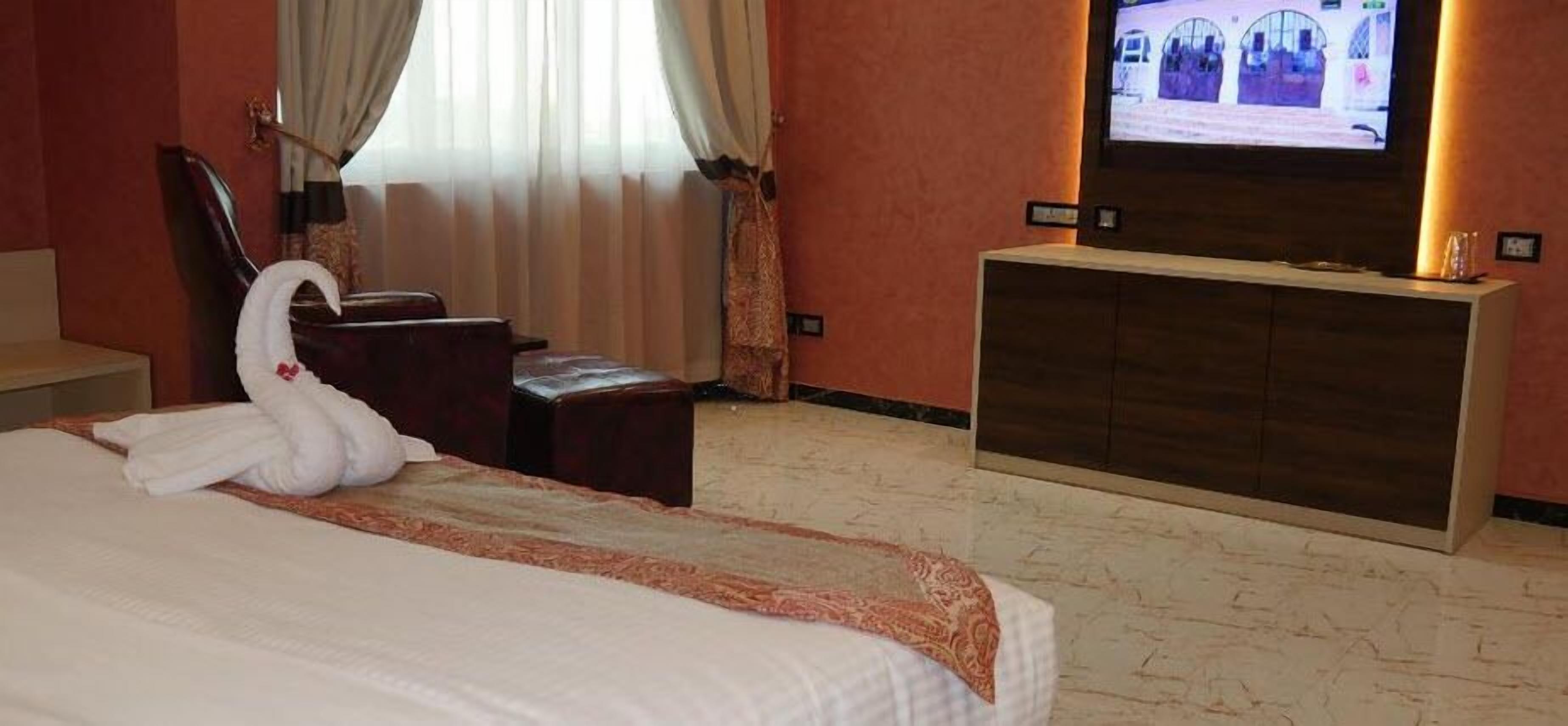 executive room | premium bedding, memory-foam beds, minibar, in-room safe