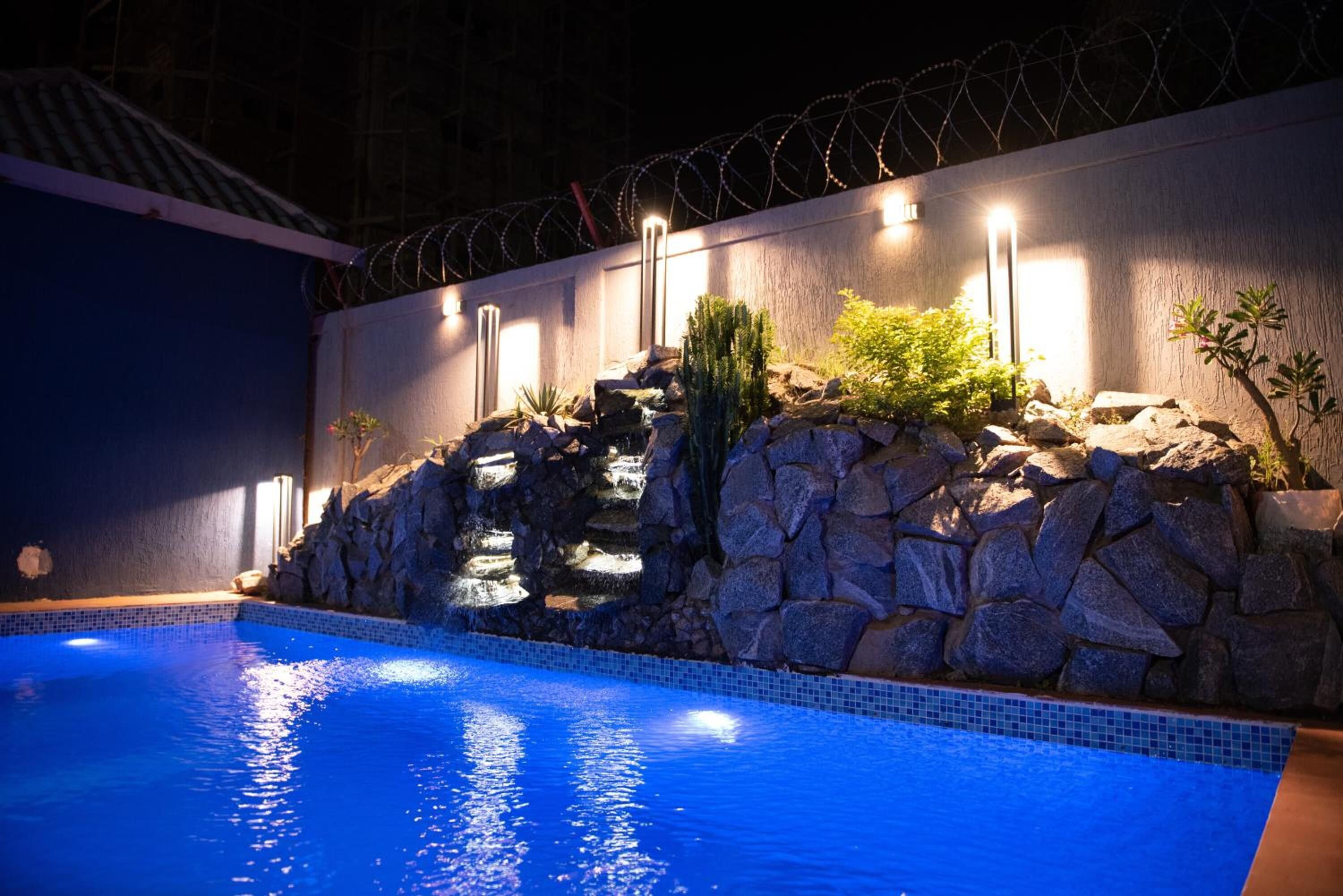 outdoor pool, pool loungers