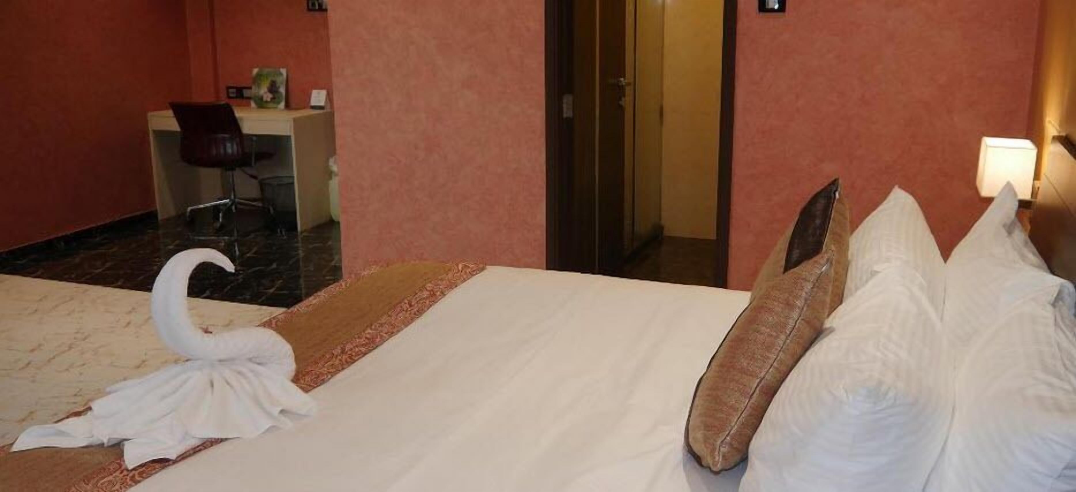 executive room | premium bedding, memory-foam beds, minibar, in-room safe