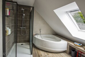 Badewanne, Haartrockner, Handtücher, Seife