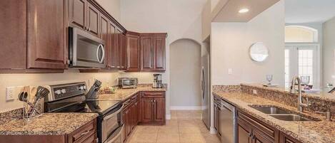 Kylskåp, mikrovågsugn, ugn och spishäll