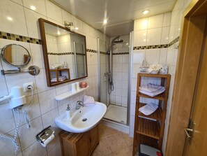 Haartrockner, Handtücher, Seife, Toilettenpapier