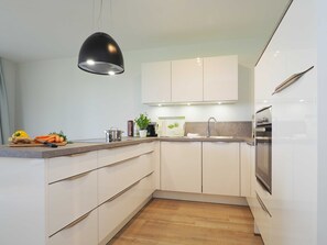 Kühlschrank, Mikrowelle, Ofen, Geschirrspüler