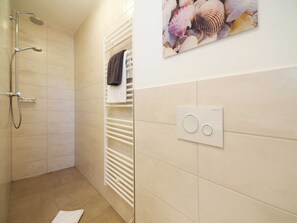 Chuveiro, secador de cabelo, toalhas de banho, sabonete