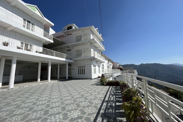 Vista frontal de la propiedad