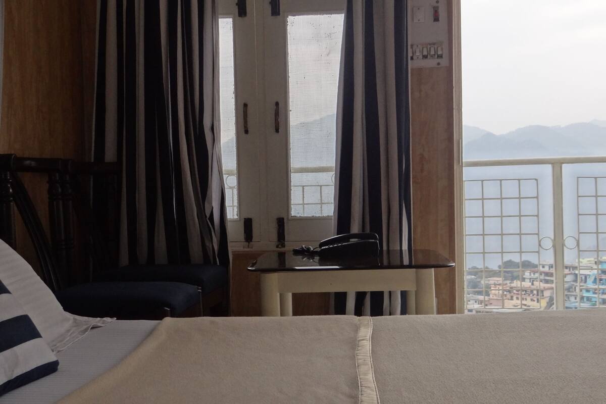 Economy Twin Room | Laptop workspace, WiFi (free), bed sheets