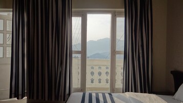 Deluxe Room | Laptop workspace, free WiFi, bed sheets