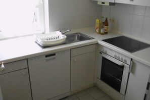 Kühlschrank, Mikrowelle, Ofen, Geschirrspüler