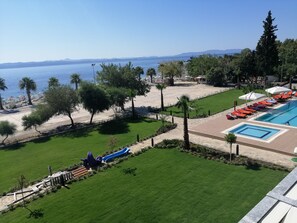 A resort with a pool, beach, and clear view of the sea. - Dogruer Hotel & Spa (Milas)
