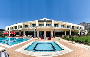 Una piscina al aire libre de temporada